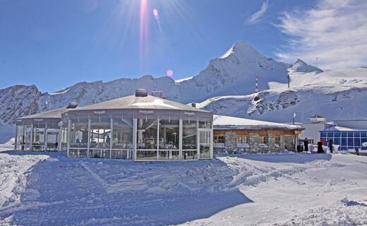 Sun worshippers take a seat on the wind-protected terrace | © Kitzsteinhorn