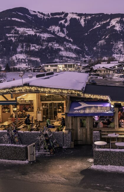 Direkt neben dem Kaprun Center und der neuen MK Maiskogelbahn und der ganzjährig geöffneten Alpen Achterbahn "Maisiflitzer" gelegen, ist die Maisi Alm ganzjährig ein beliebter Treffpunkt | © Kitzsteinhorn