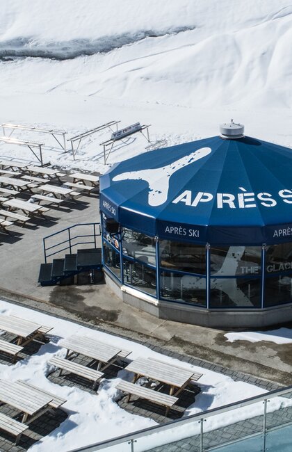 The Parasol umbrella bar guarantees a cheerful atmosphere with the latest hits and Après-Ski classics after a day of skiing and snowboarding | © Kitzsteinhorn