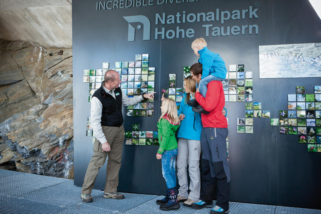 National Park Rangers explain the formation of the Hohe Tauern and the Kitzsteinhorn | © Kitzsteinhorn